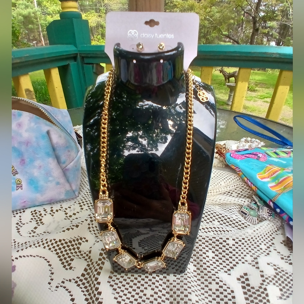 Nwt Daisy Fuentes Necklace And Earring Set 13$